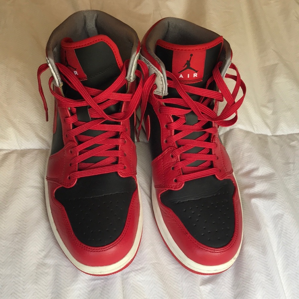 Men’s Jordan AJ 1 Mid size 10.5